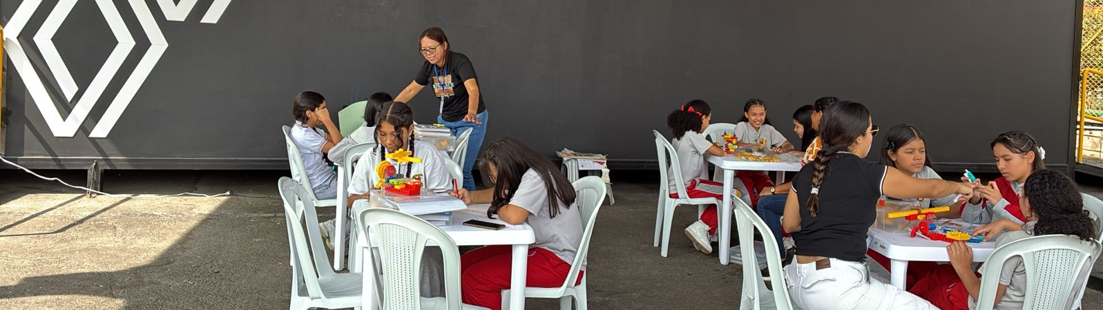 Visita de estudiantes de primaria a las instalaciones de Sofasa en Envigado