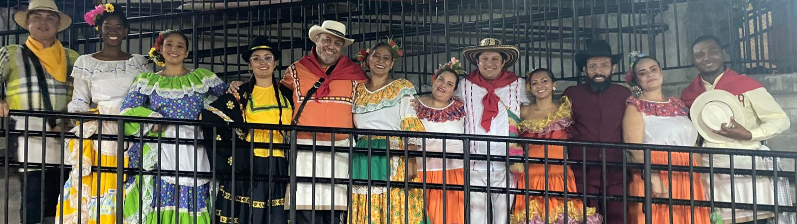 Grupo de danzas que participó en la fiesta dela familia
